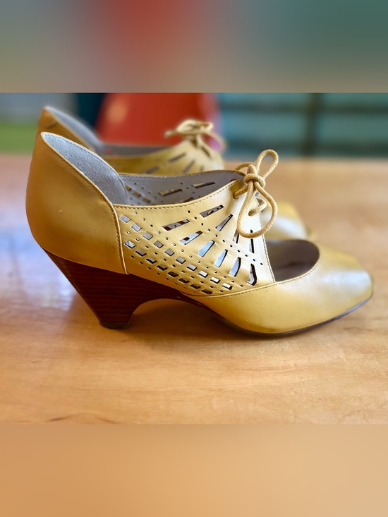 chelsea crew Shoes - Yellow retro heeled pumps sz 40
